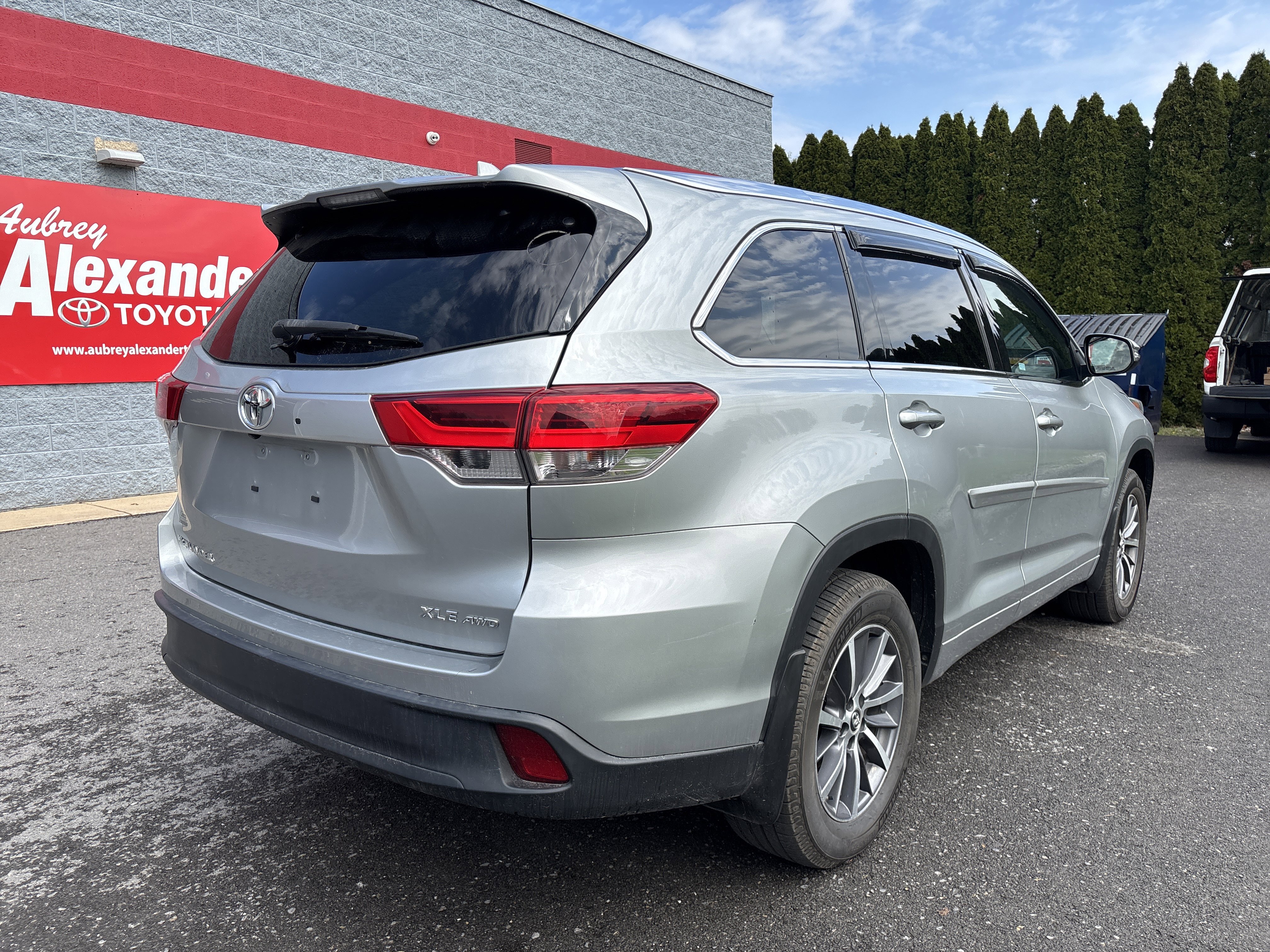 Used 2018 Toyota Highlander XLE AWD/4WD video 3