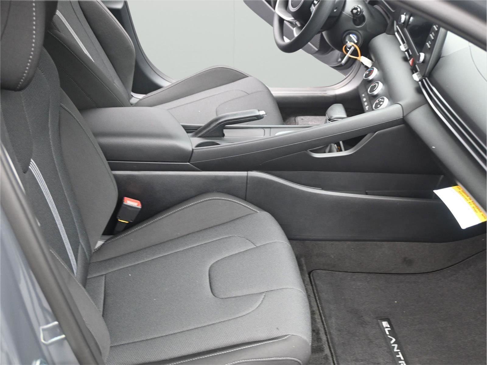 New 2026 Hyundai Elantra SE image 9