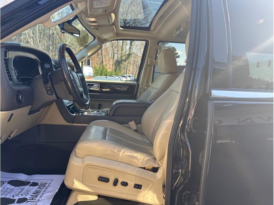 Used 2016 Lincoln Navigator Reserve image 14