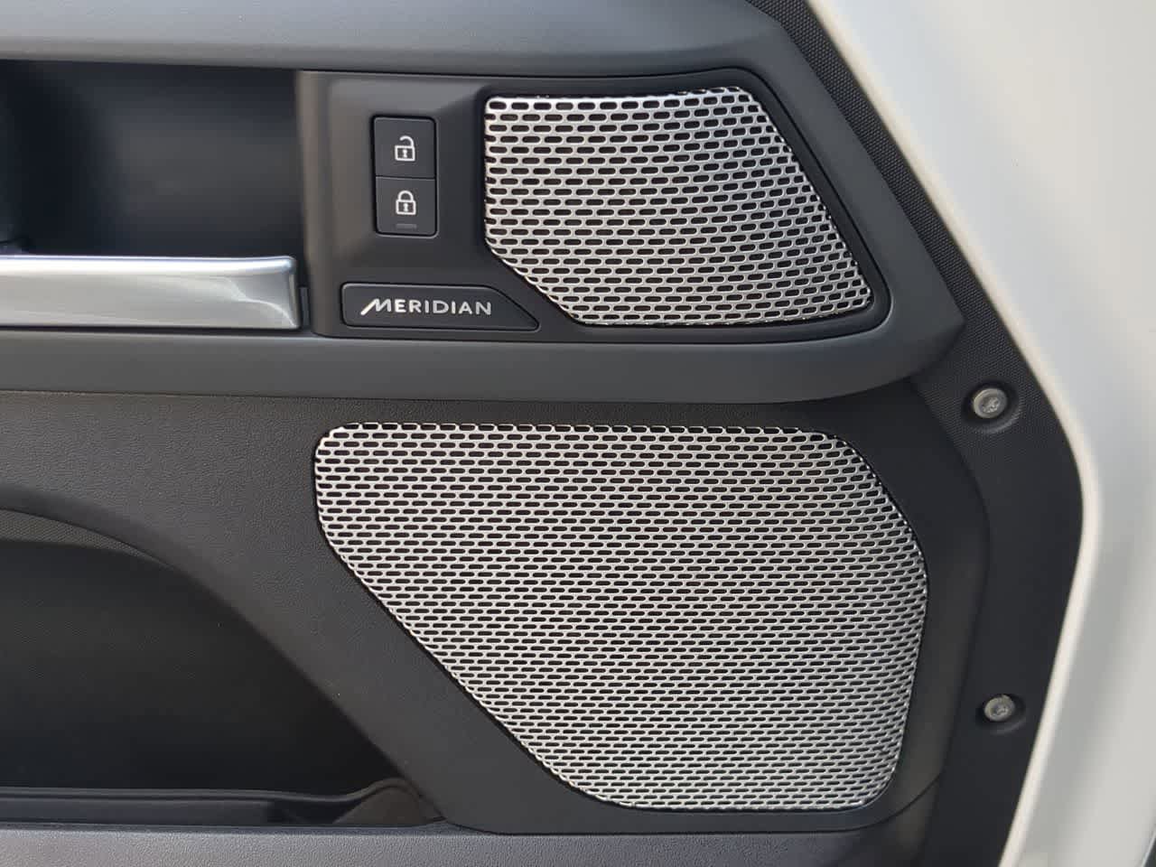 Used 2024 Land Rover Defender 130 X-Dynamic SE image 32