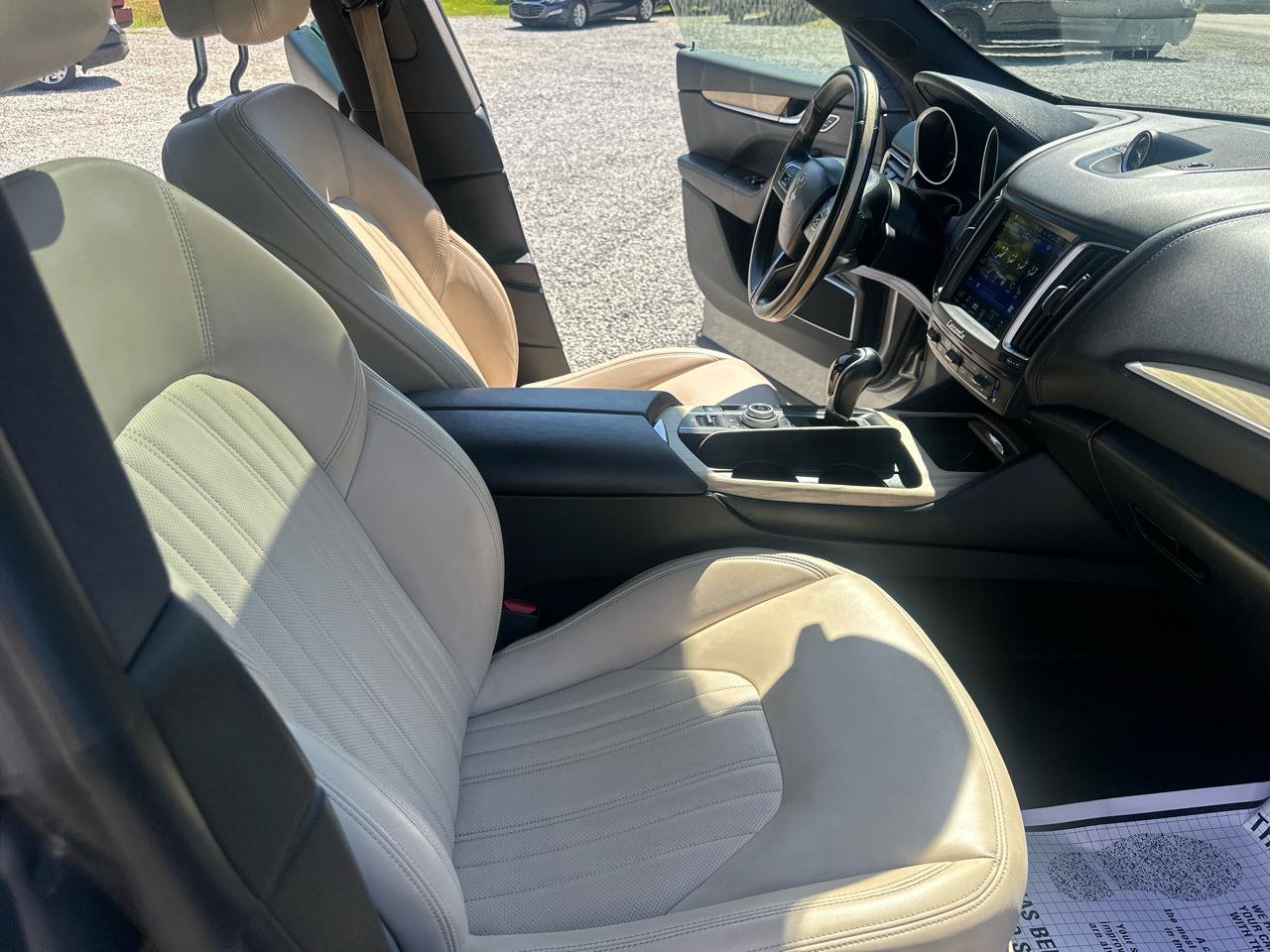Used 2018 Maserati Levante GranLusso AWD/4WD image 21