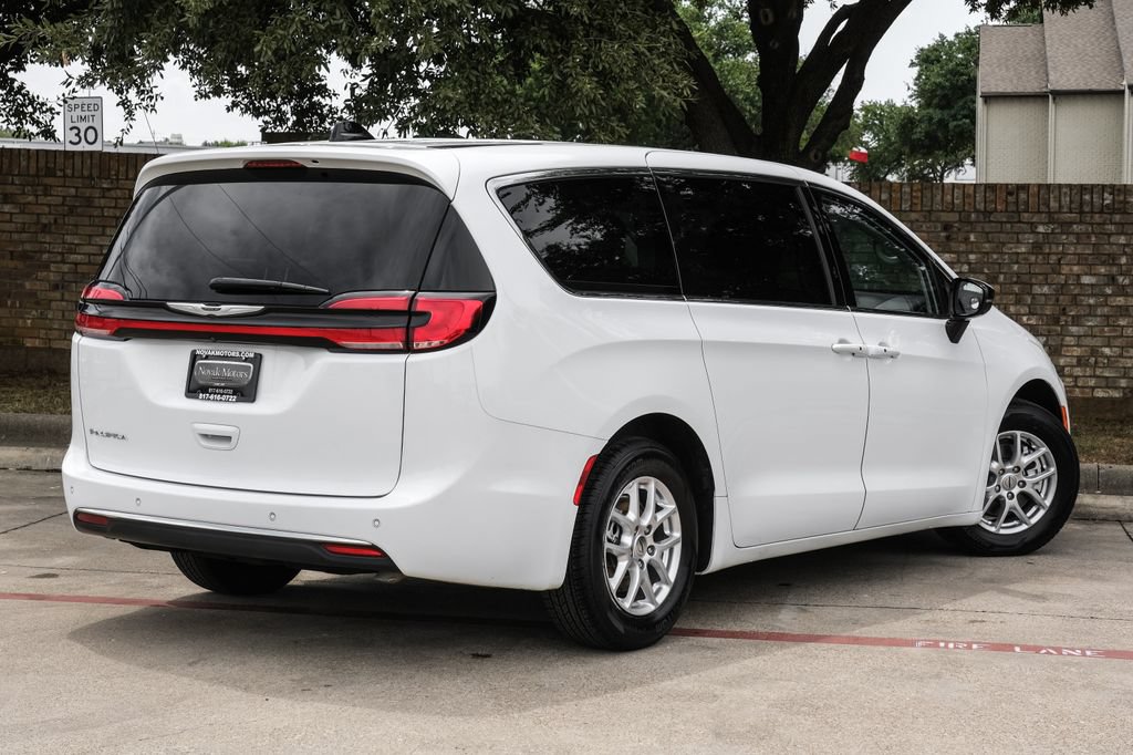 Used 2024 Chrysler Pacifica Touring-L FWD image 15