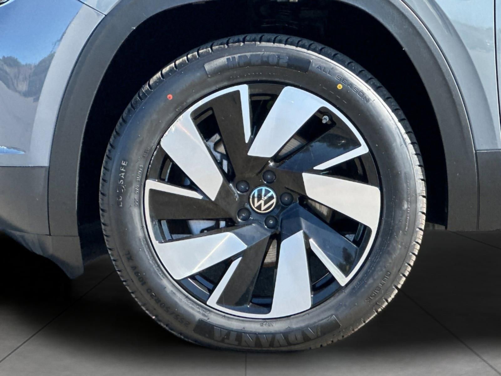 Used 2024 Volkswagen Atlas Cross Sport SE FWD image 24