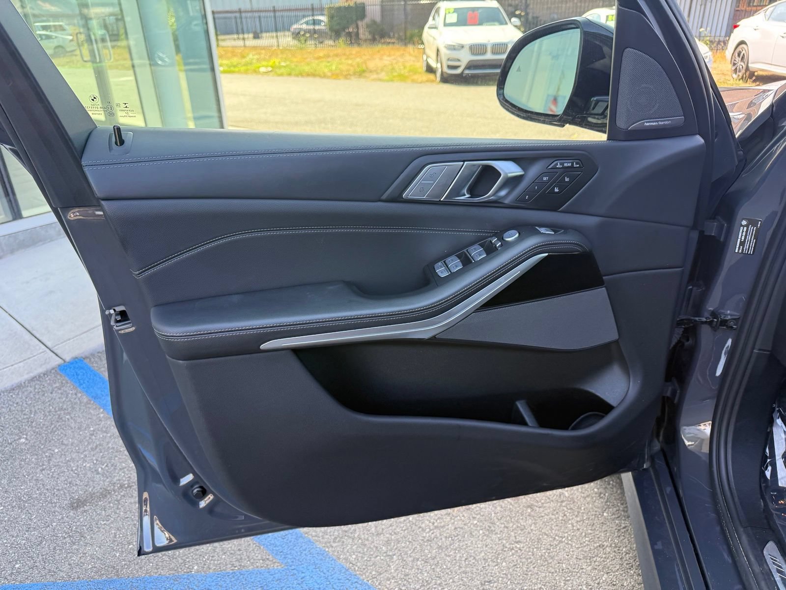 Used 2022 BMW X7 M50i AWD/4WD image 17
