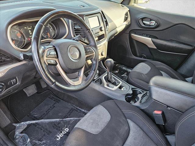 Used 2018 Jeep Cherokee Latitude w/ Altitude Package FWD image 10