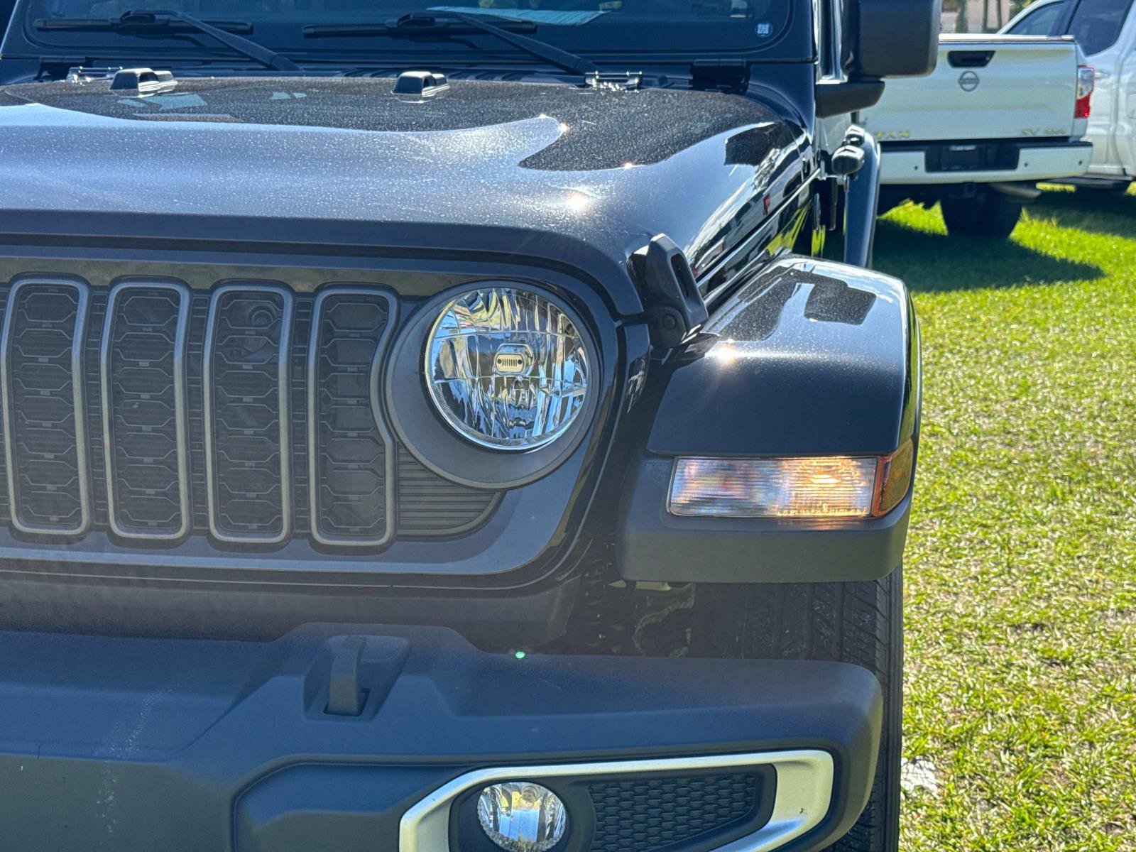 Certified 2024 Jeep Gladiator Sport AWD/4WD image 9