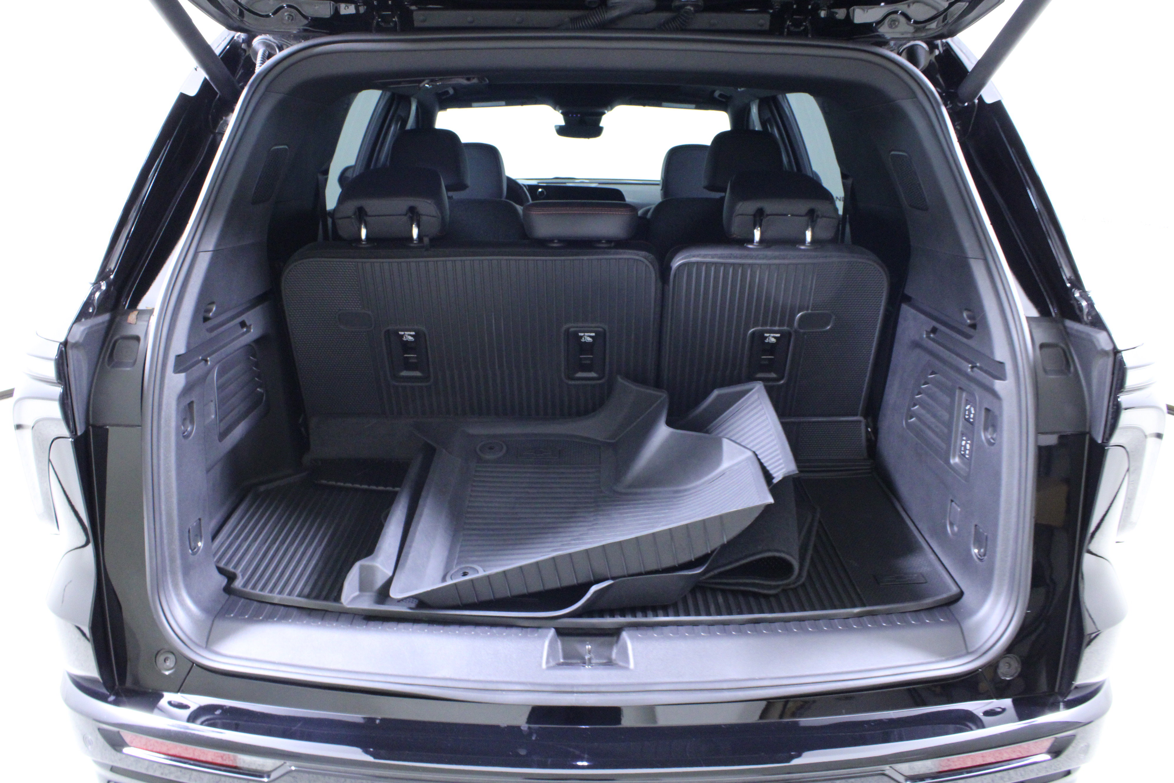 Used 2025 Chevrolet Traverse RS w/ LPO, Floor Liner Package image 11