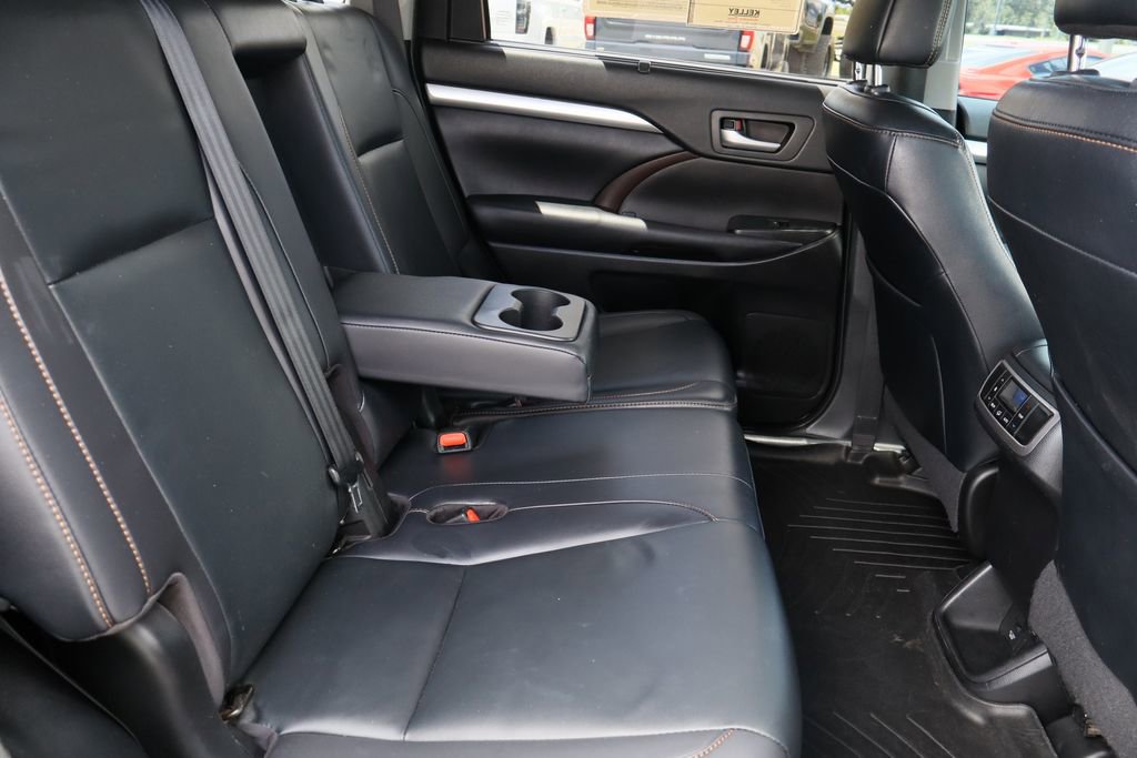 Used 2019 Toyota Highlander XLE FWD image 28