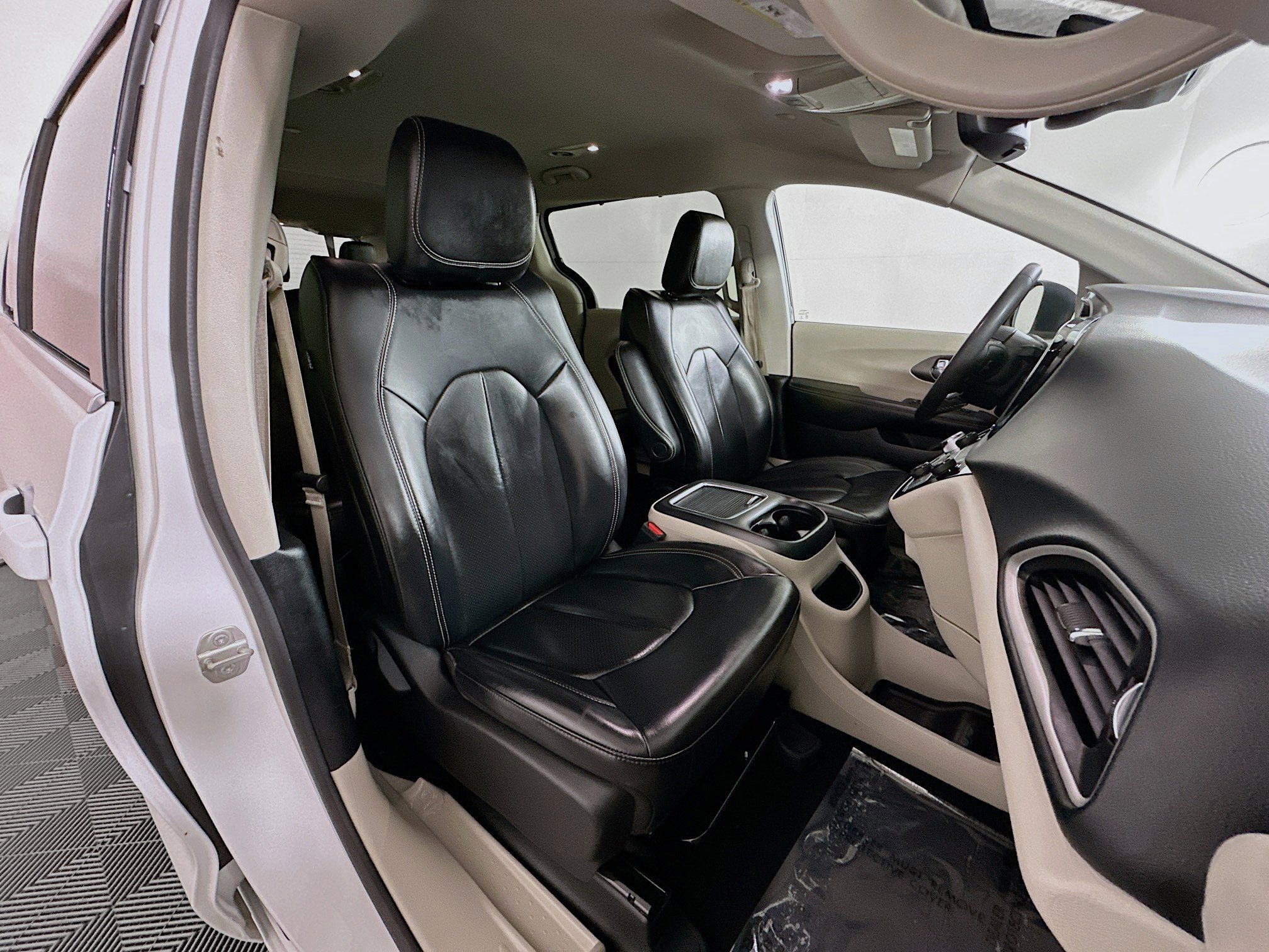 Used 2023 Chrysler Pacifica Touring-L image 28