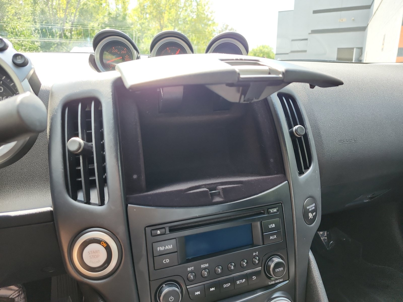 Used 2015 Nissan 370Z Coupe RWD image 16