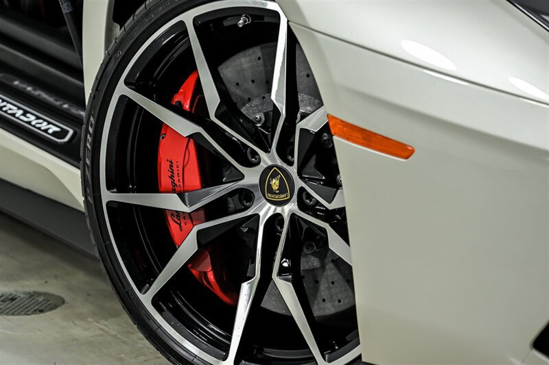 Used 2017 Lamborghini Aventador S AWD/4WD image 3