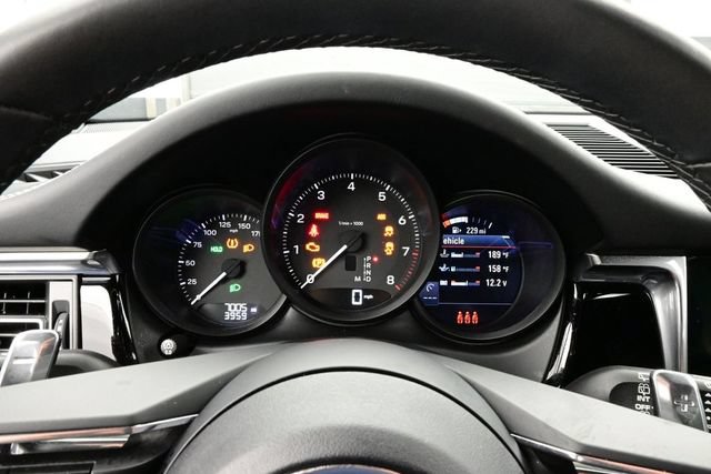Certified 2025 Porsche Macan AWD/4WD image 9