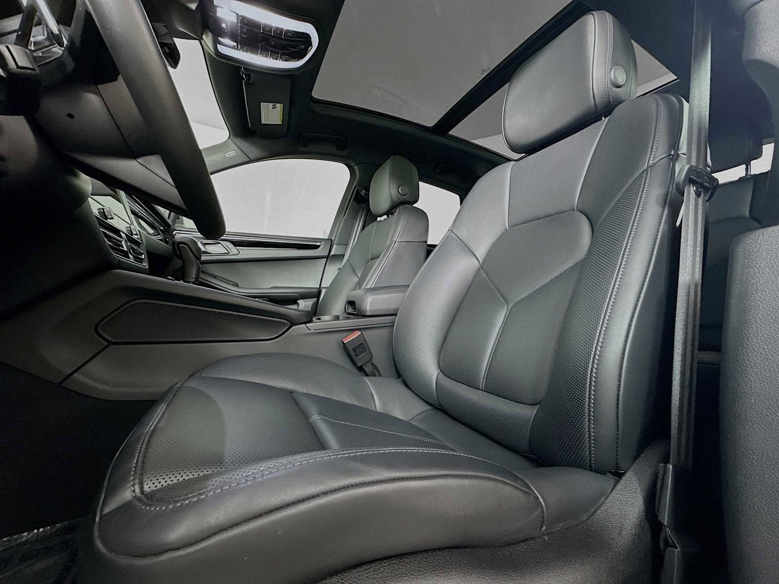 Certified 2025 Porsche Macan AWD/4WD image 5