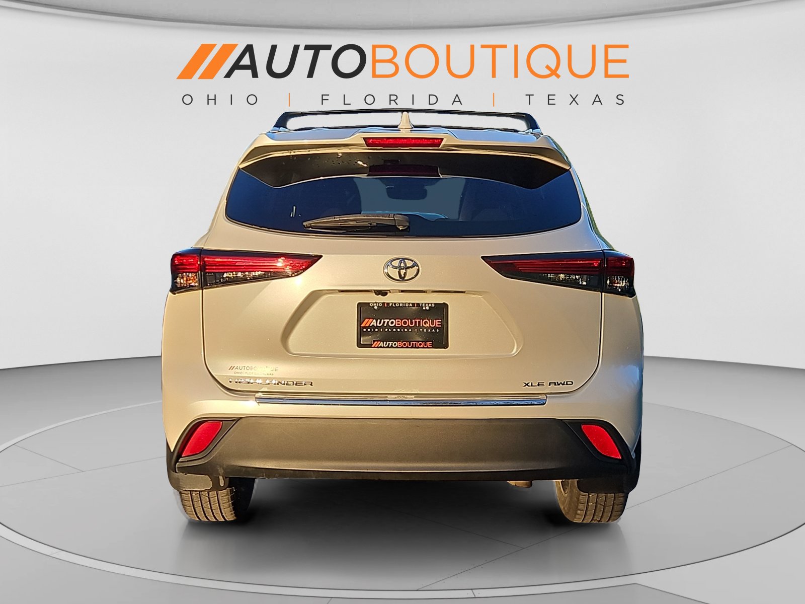 Used 2022 Toyota Highlander XLE AWD/4WD image 4