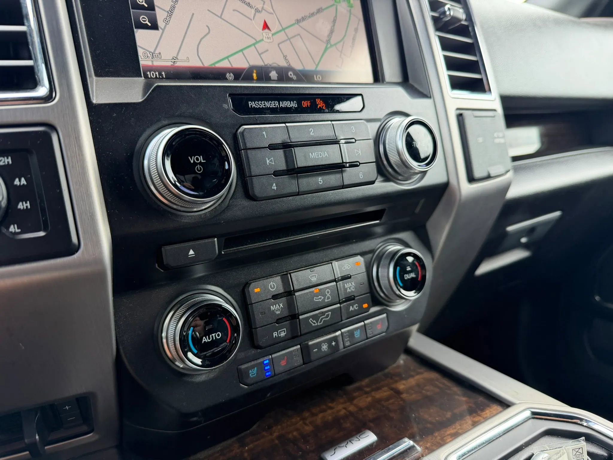 Used 2015 Ford F150 Platinum w/ Equipment Group 701A Luxury AWD/4WD image 14