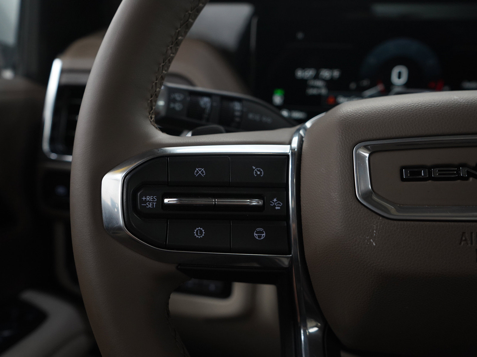 Used 2026 GMC Yukon Denali w/ Denali Reserve Package AWD/4WD image 25