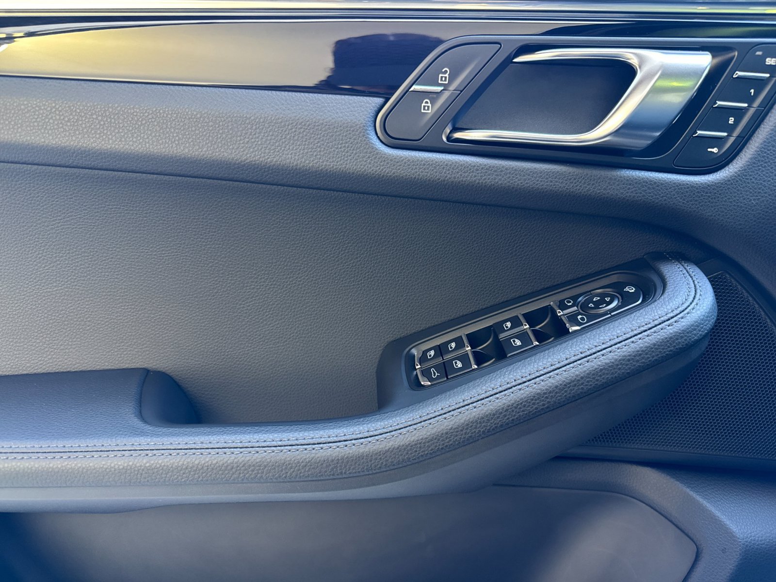 Certified 2025 Porsche Macan AWD/4WD image 12