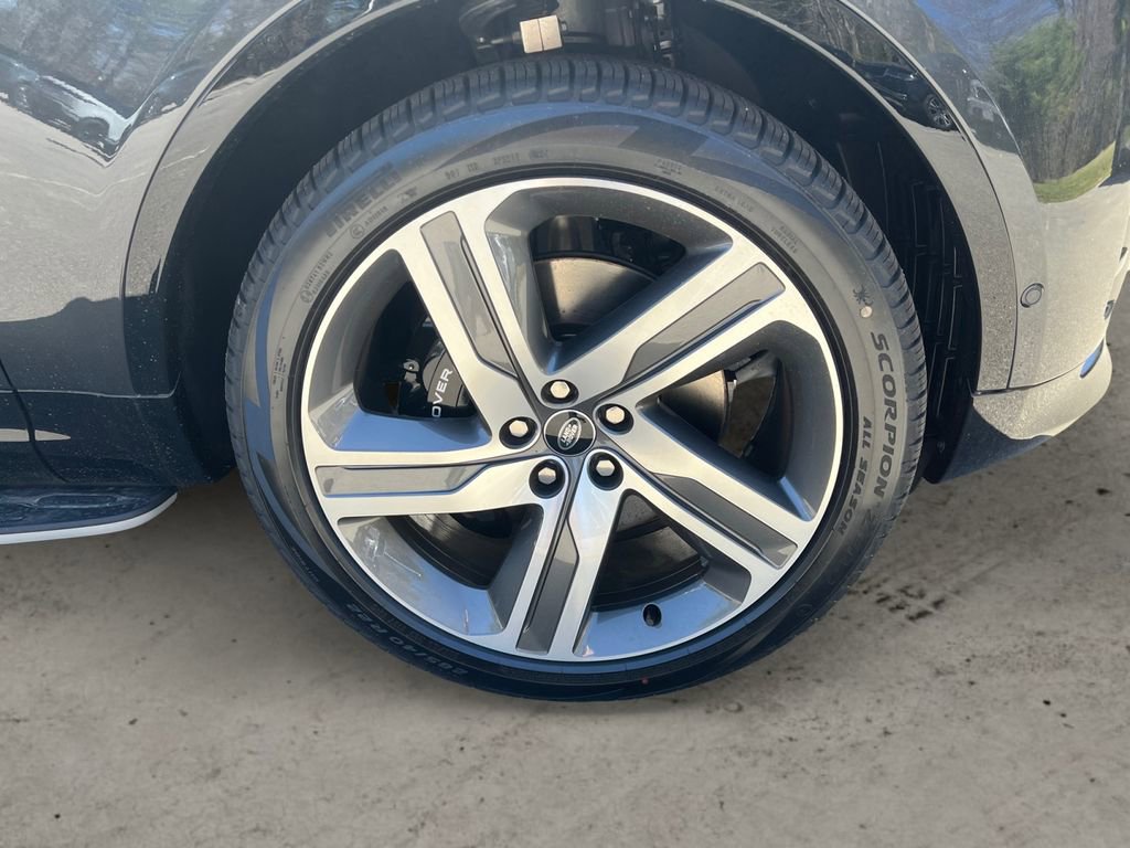 New 2025 Land Rover Discovery Metropolitan Edition image 11