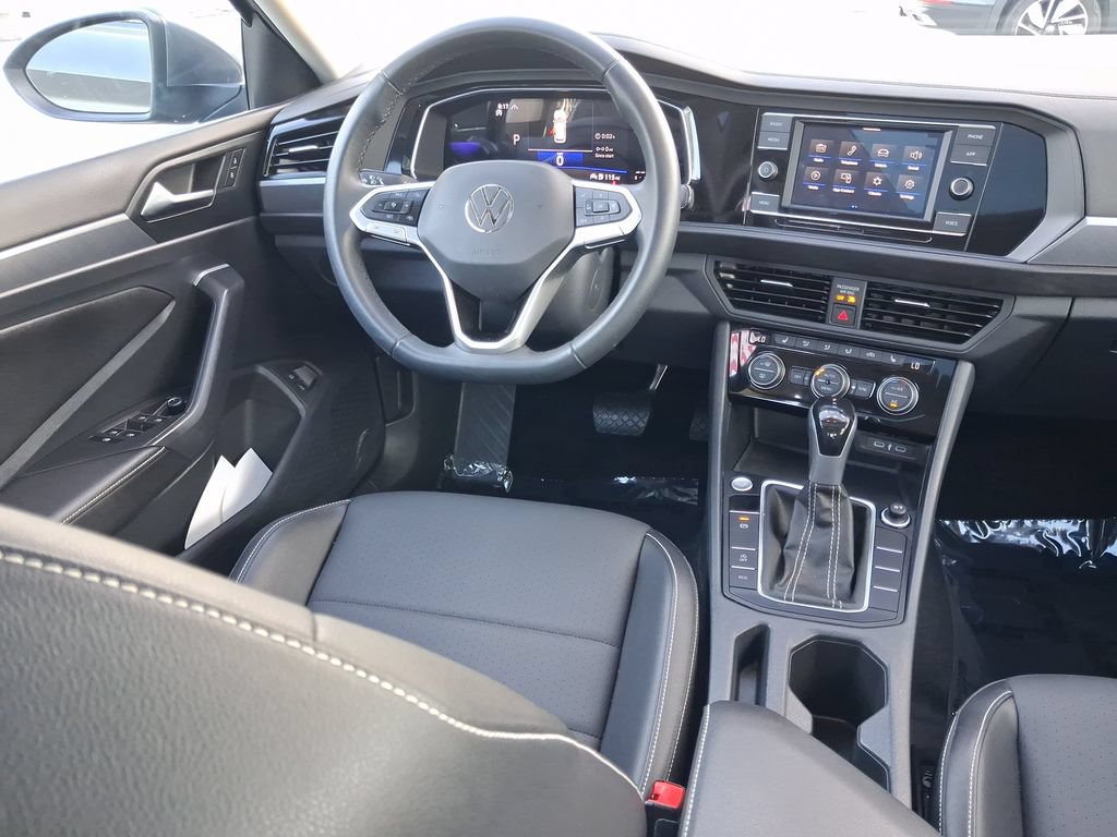 Certified 2023 Volkswagen Jetta SE w/ Panoramic Sunroof Package FWD image 17