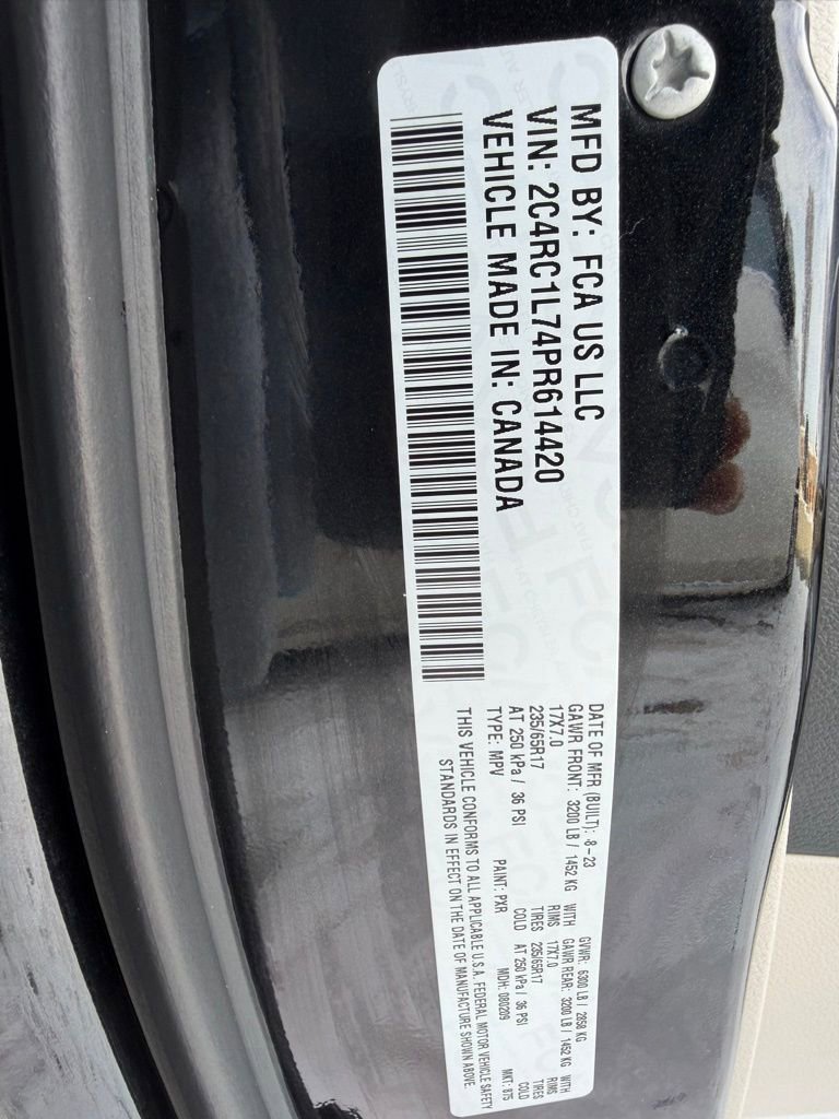 Used 2023 Chrysler Pacifica Touring-L image 30