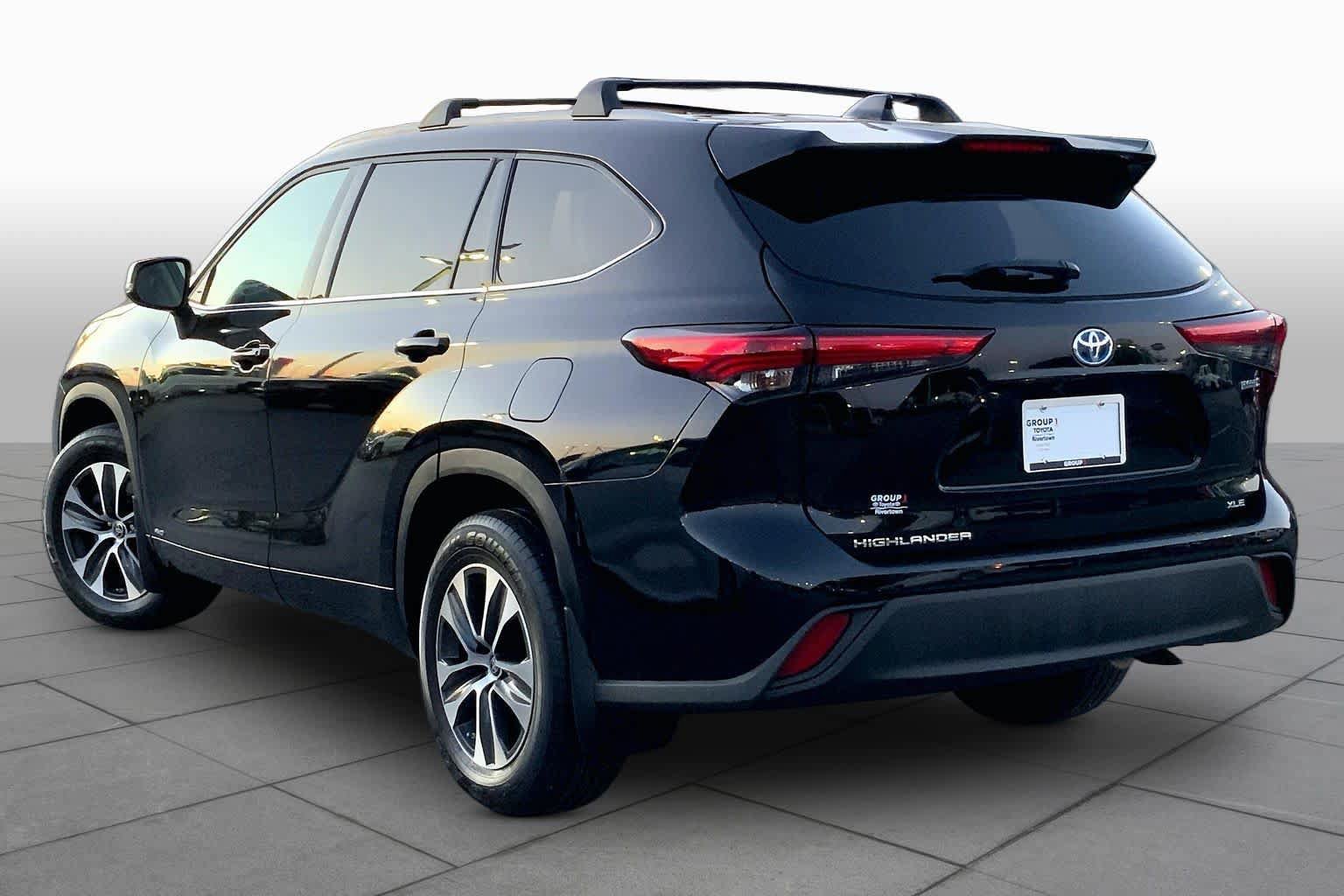 Used 2022 Toyota Highlander XLE AWD/4WD image 12