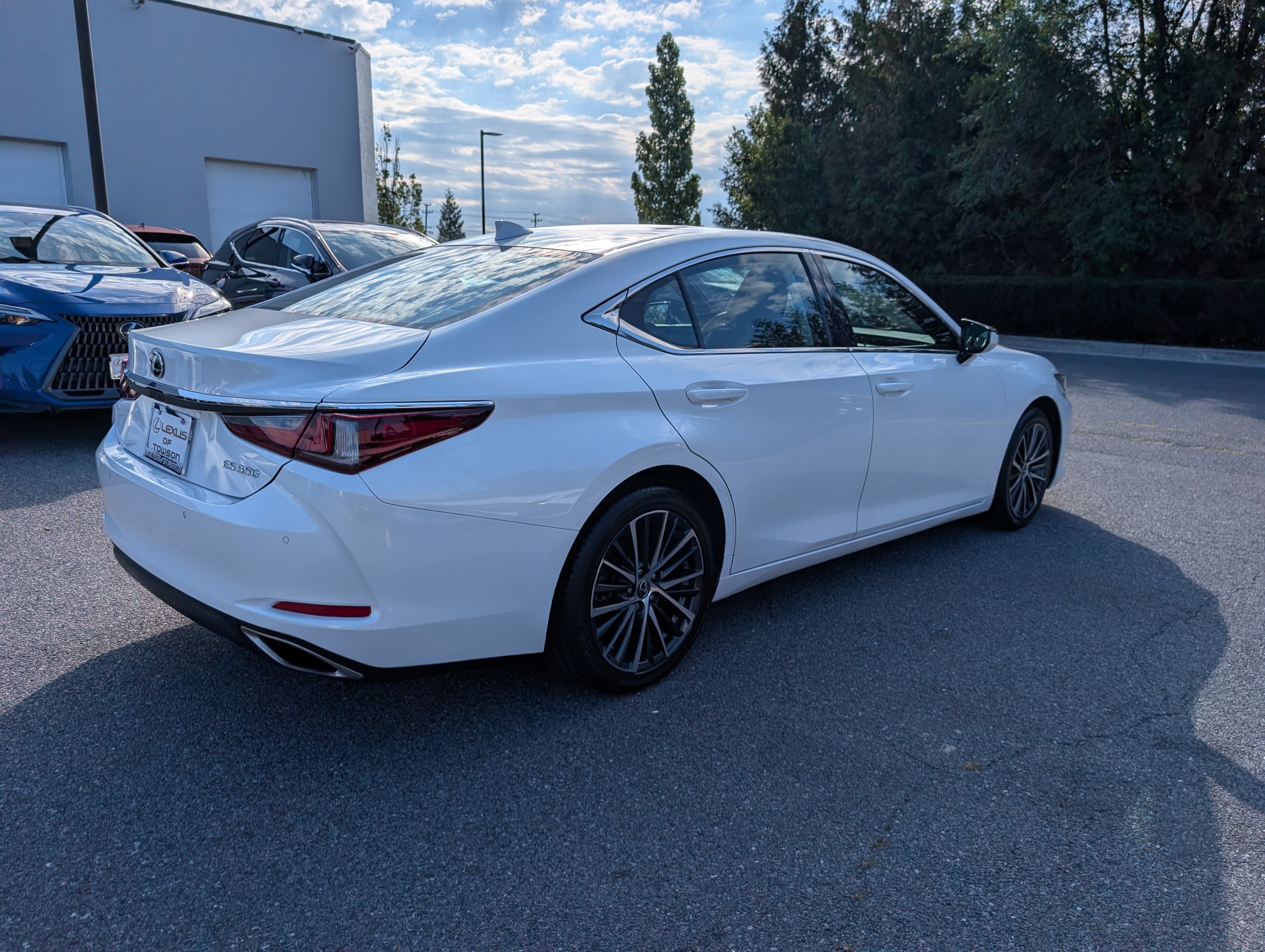 Used 2023 Lexus ES 350 w/ Premium Package FWD image 3