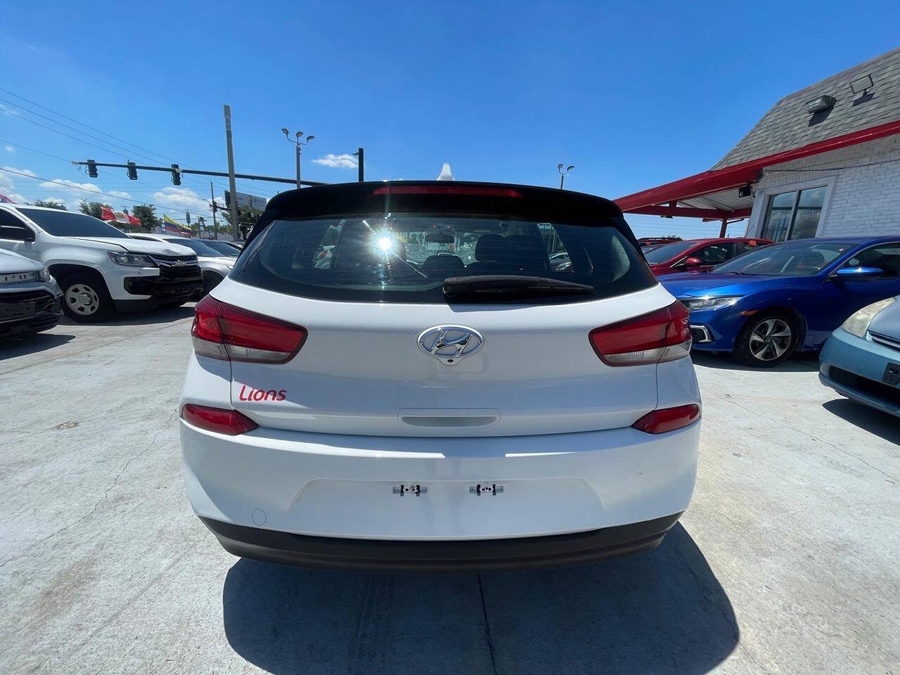 Used 2019 Hyundai Elantra GT FWD image 4