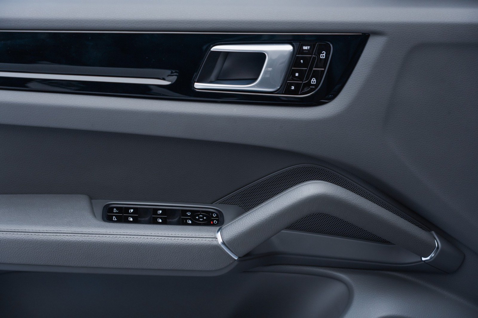 Certified 2020 Porsche Cayenne AWD/4WD image 18