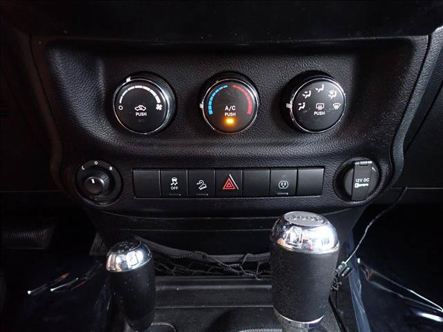 Used 2015 Jeep Wrangler Unlimited Rubicon w/ Connectivity Group AWD/4WD image 18