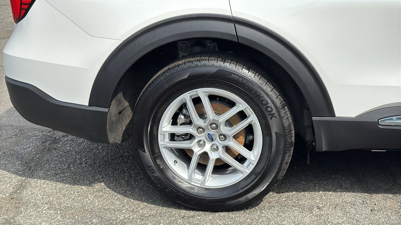 Used 2025 Ford Explorer Active AWD/4WD image 10