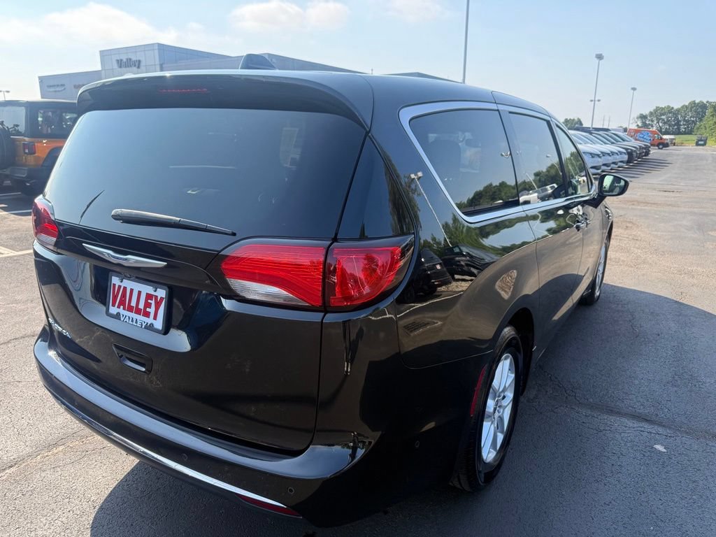 Used 2020 Chrysler Pacifica Touring w/ Advanced Safetytec Group FWD image 3