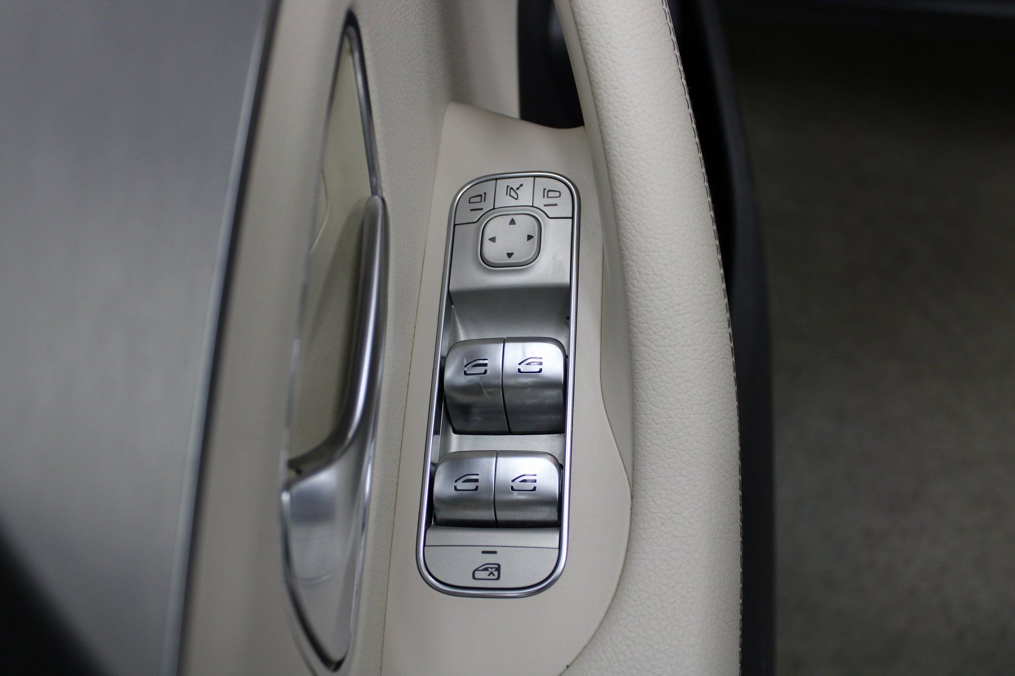 Used 2020 Mercedes-Benz GLE 350 4MATIC w/ Premium Package image 13