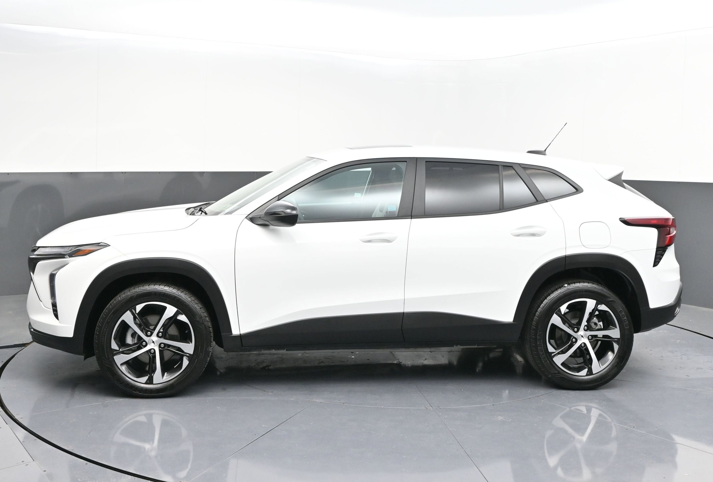 Used 2025 Chevrolet Trax RS w/ Sunroof Package FWD image 4
