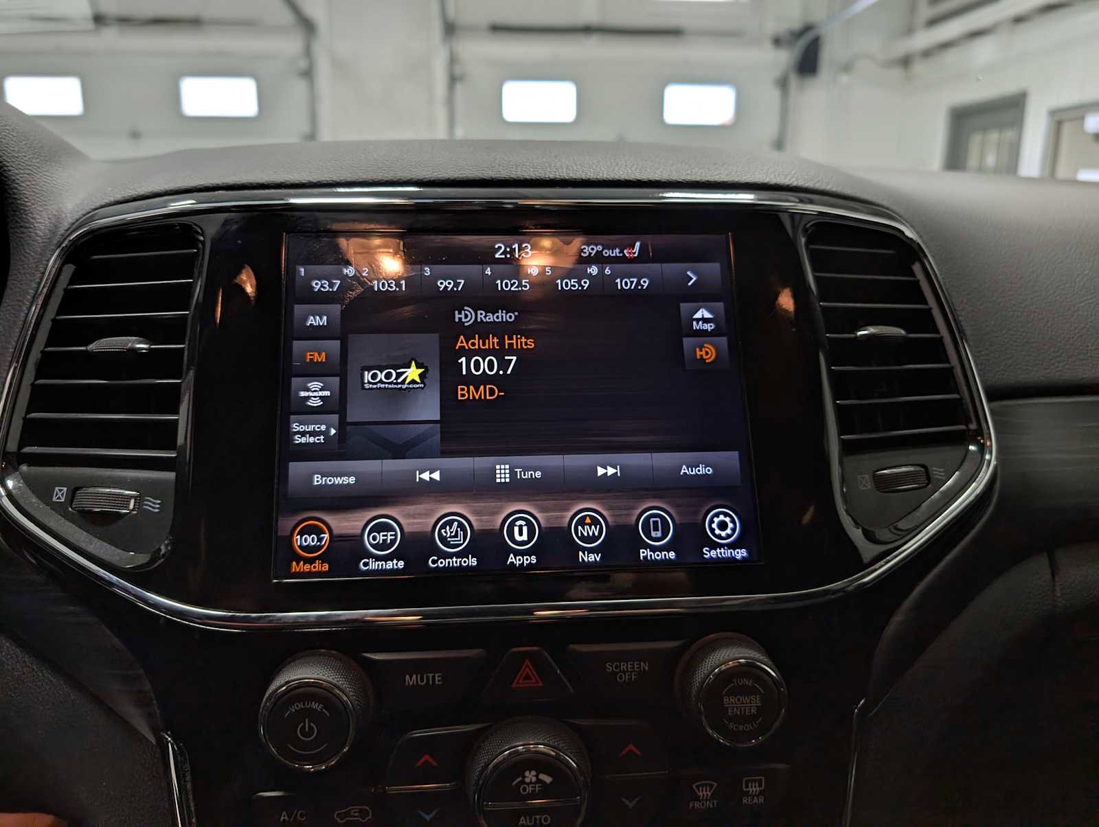 Used 2020 Jeep Grand Cherokee Laredo w/ Laredo X Package image 25