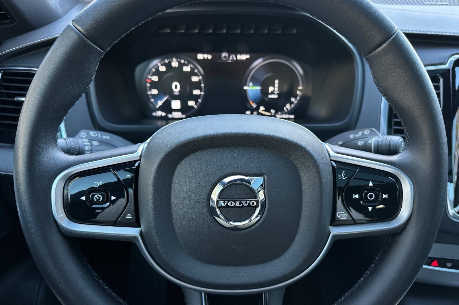 Used 2022 Volvo XC90 T8 R-Design w/ Advanced Package image 25