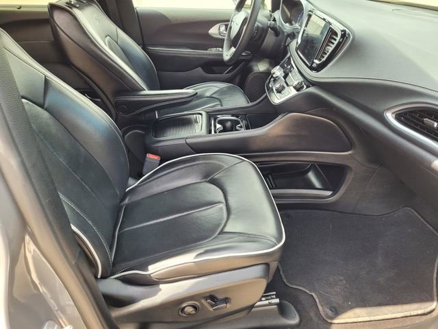 Used 2025 Chrysler Pacifica Limited image 23