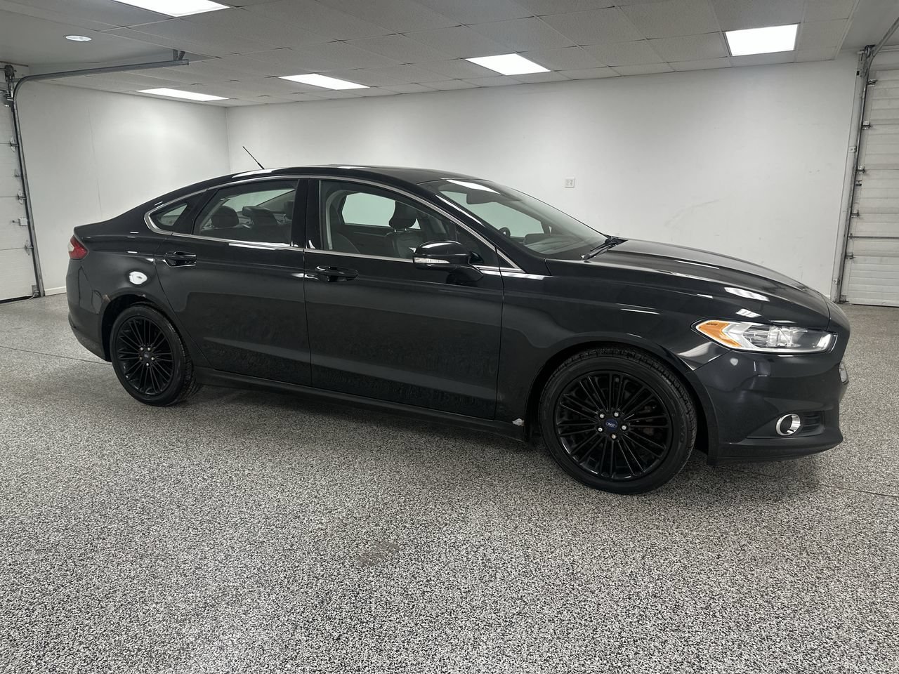 Used 2016 Ford Fusion SE w/ Equipment Group 202A FWD image 2