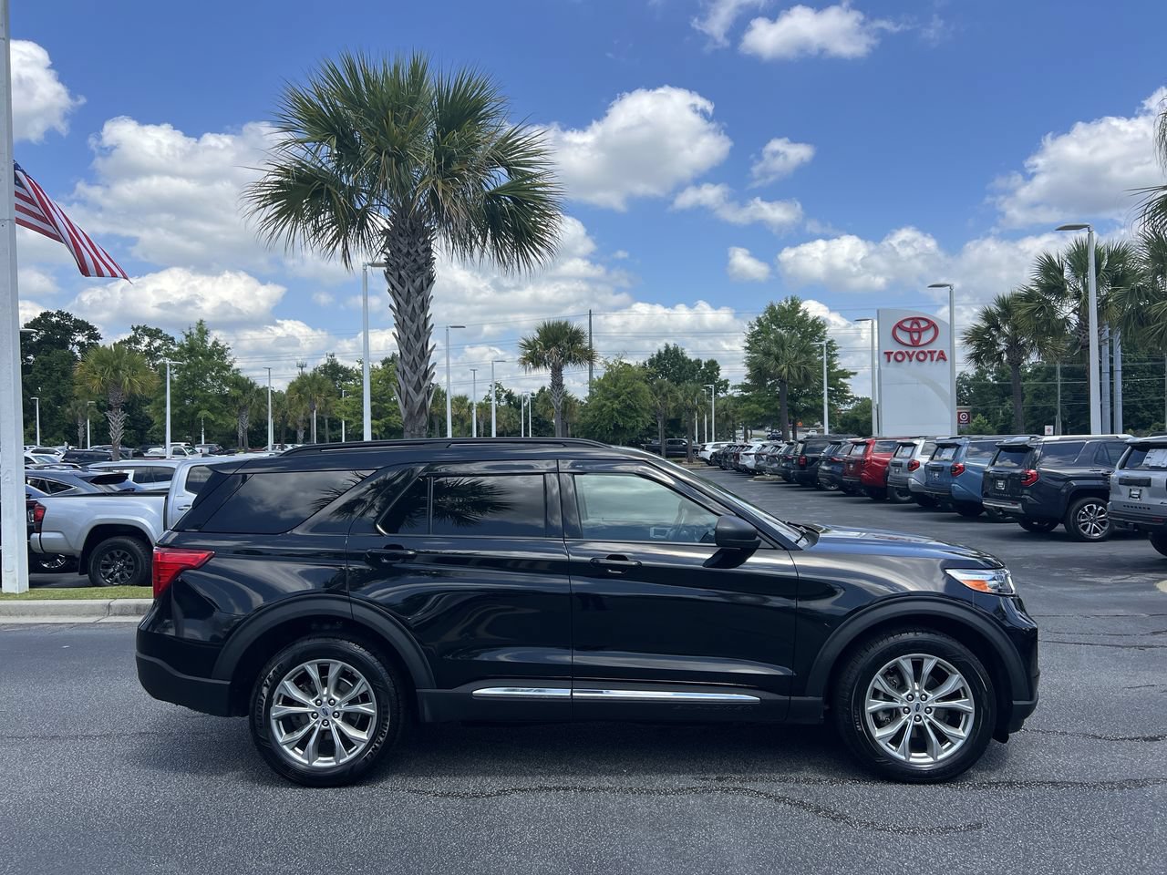 Used 2021 Ford Explorer XLT w/ Equipment Group 202A AWD/4WD image 11