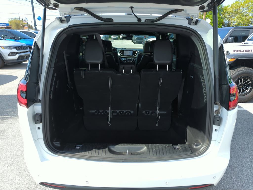 Used 2025 Chrysler Pacifica Limited image 29
