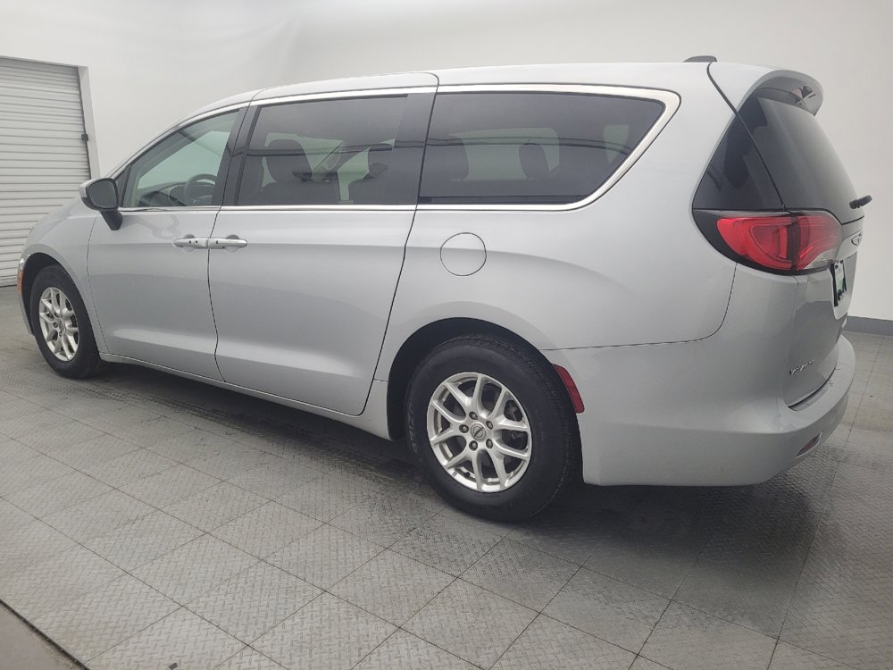 Used 2022 Chrysler Voyager LX image 3