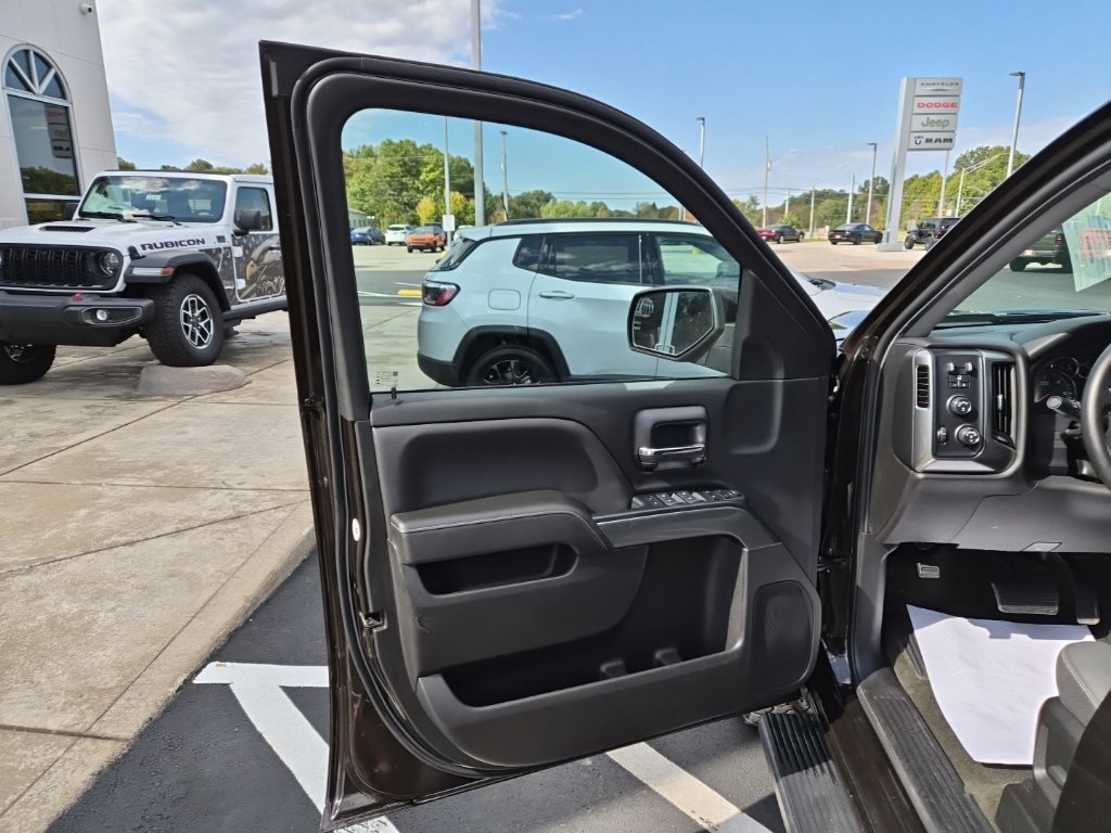 Used 2018 Chevrolet Silverado 1500 LT w/ All Star Edition AWD/4WD image 9