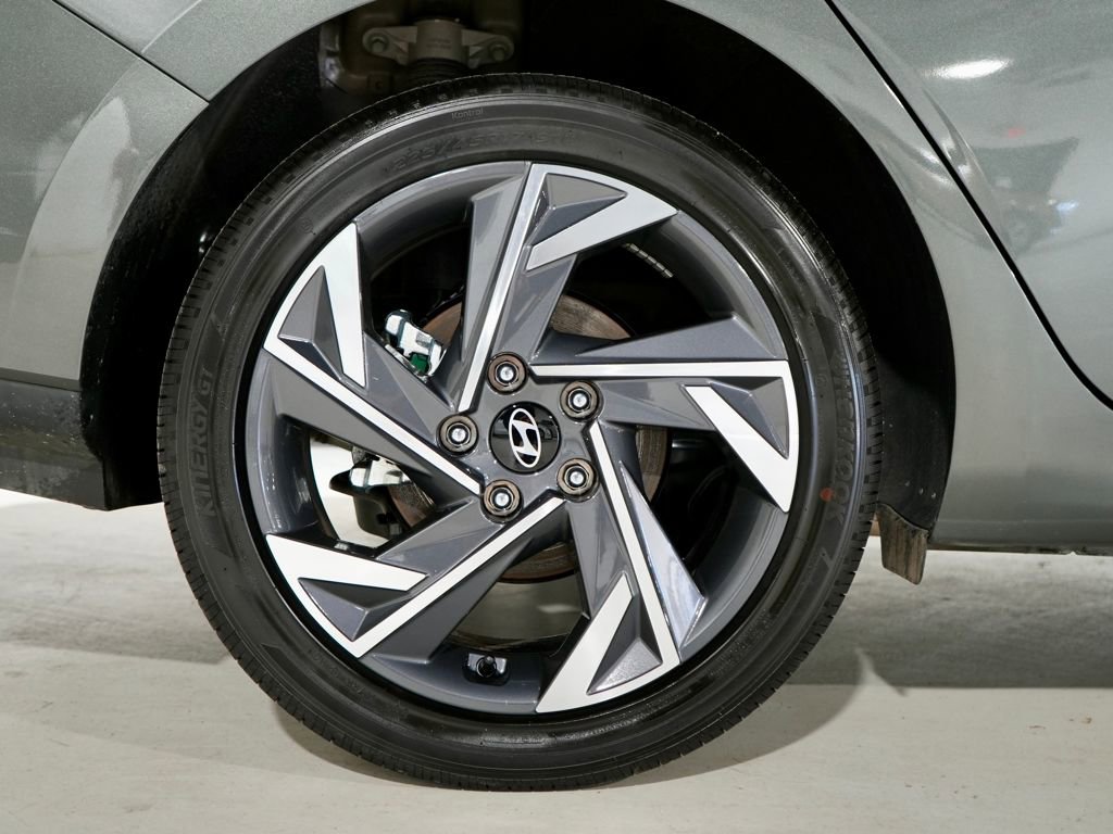 Used 2025 Hyundai Elantra SEL image 33