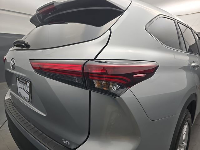 Used 2024 Toyota Highlander LE image 19