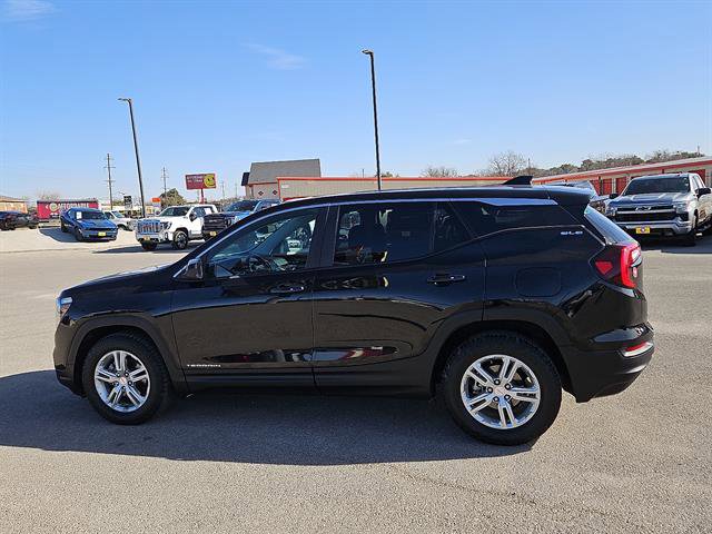 Used 2023 GMC Terrain SLE image 2