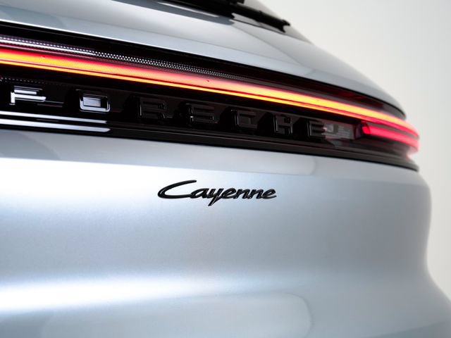 Certified 2025 Porsche Cayenne AWD/4WD image 33