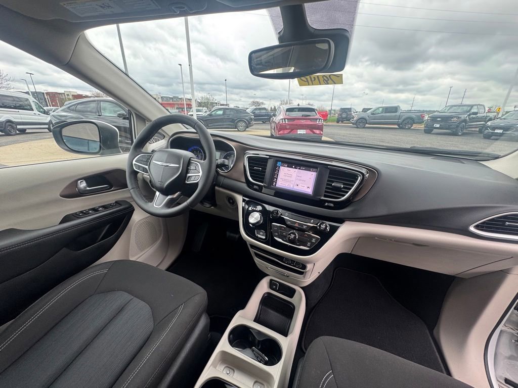 Used 2023 Chrysler Voyager LX FWD image 17