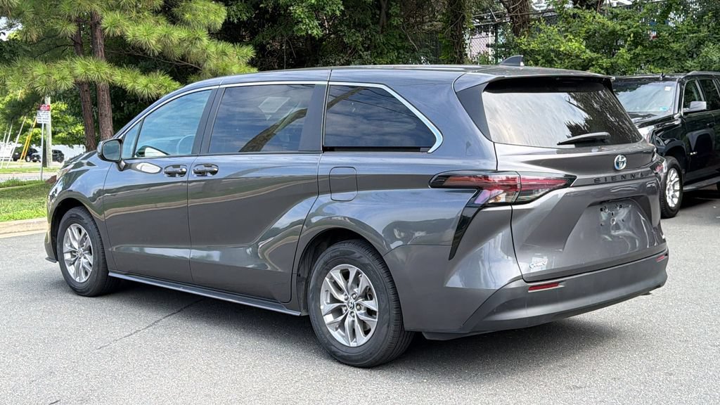 Used 2025 Toyota Sienna LE FWD image 3