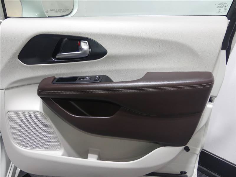 Used 2020 Chrysler Pacifica Touring-L w/ Tire & Wheel Group FWD image 19