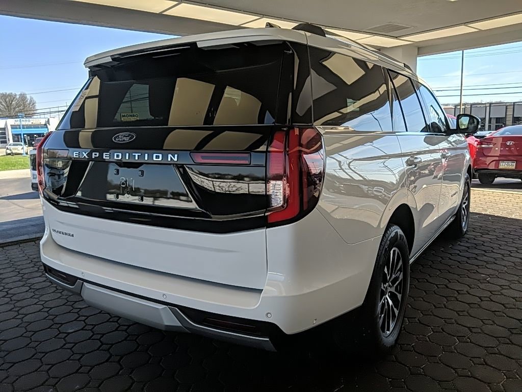 Used 2025 Ford Expedition Platinum image 6
