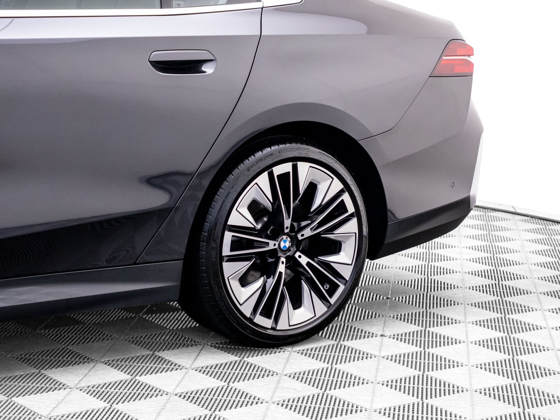 Certified 2024 BMW 540i xDrive w/ Premium Package AWD/4WD image 36